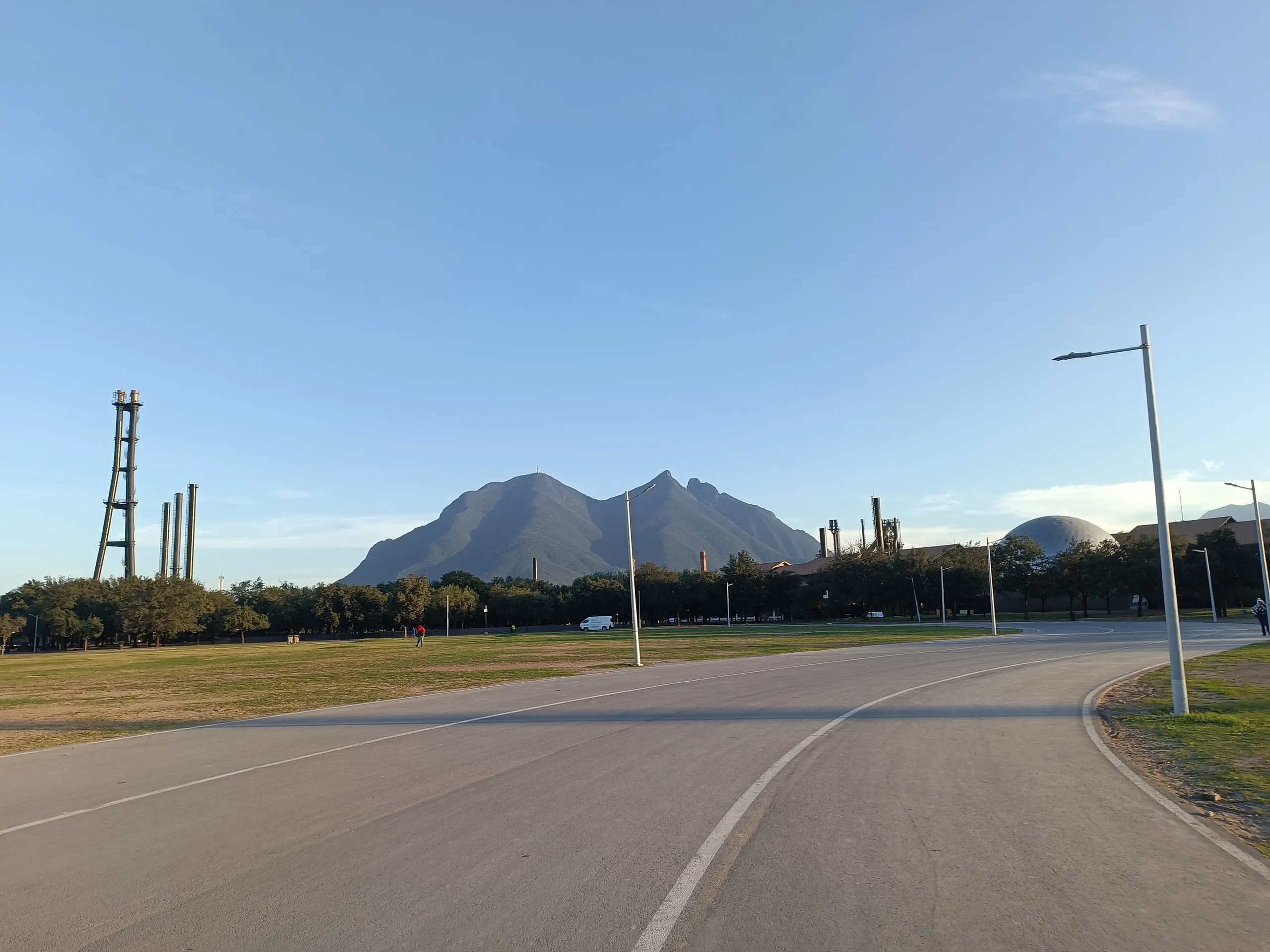 Cerro de la Silla al fondo, visto desde la ciclovía de un parque de Monterrey